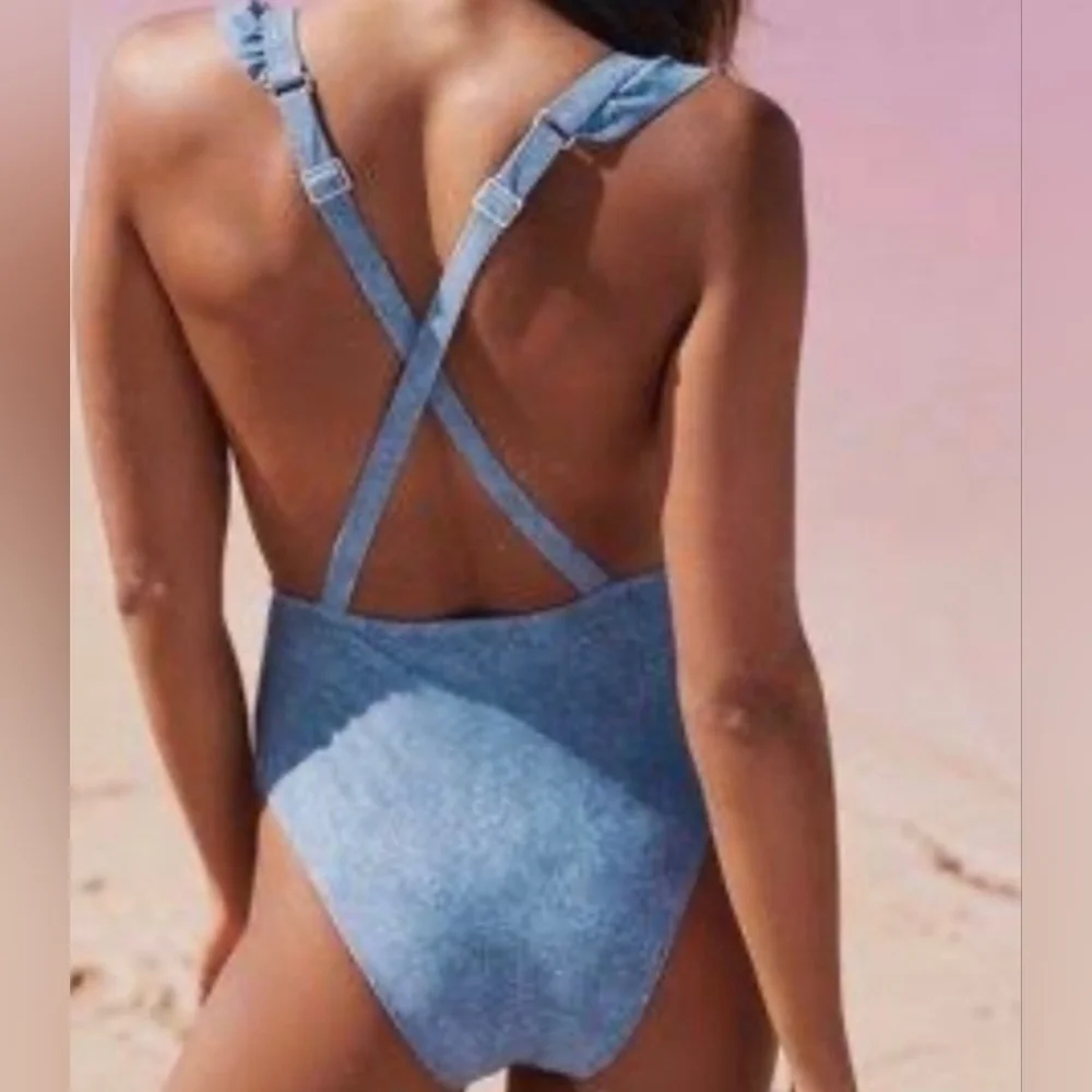Aerie Ruffle Apron One Piece Swimsuit. Sz. M Green, cream, and coral.